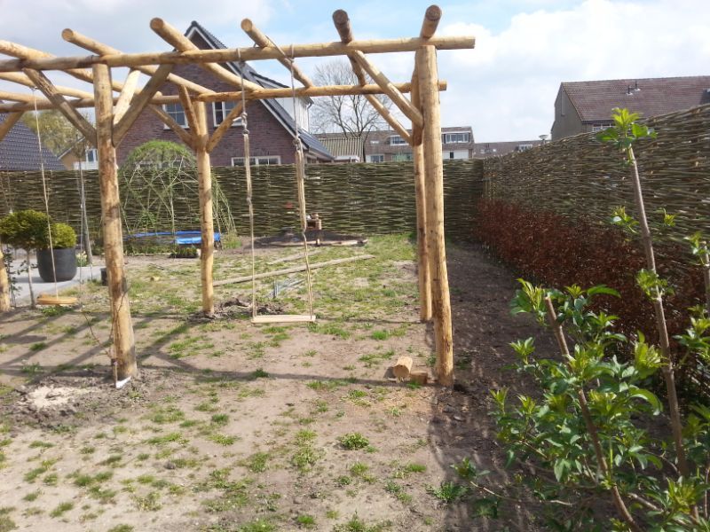 Pergola van kastanje houten palen