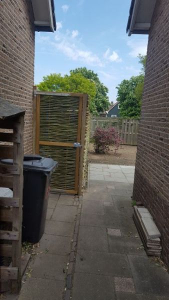 Wilgentenen schutting aangevuld met een handgemaakte wilgentenen deur. 